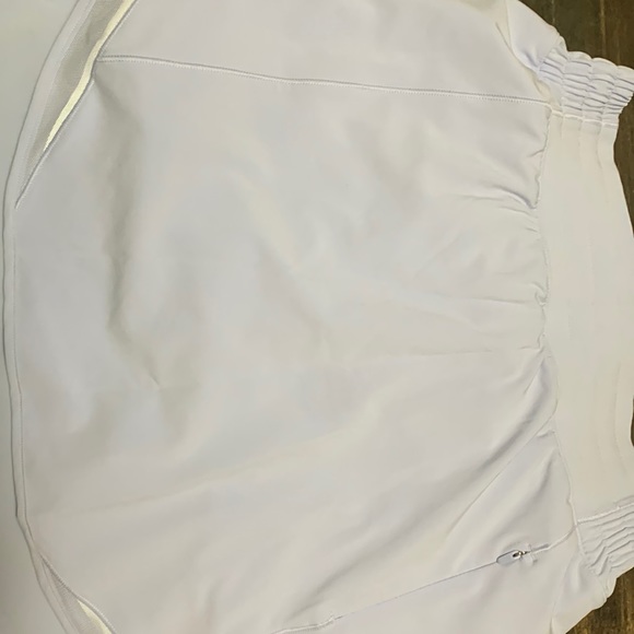 lululemon athletica Dresses & Skirts - Lululemon skort hotty hot hr never been worn